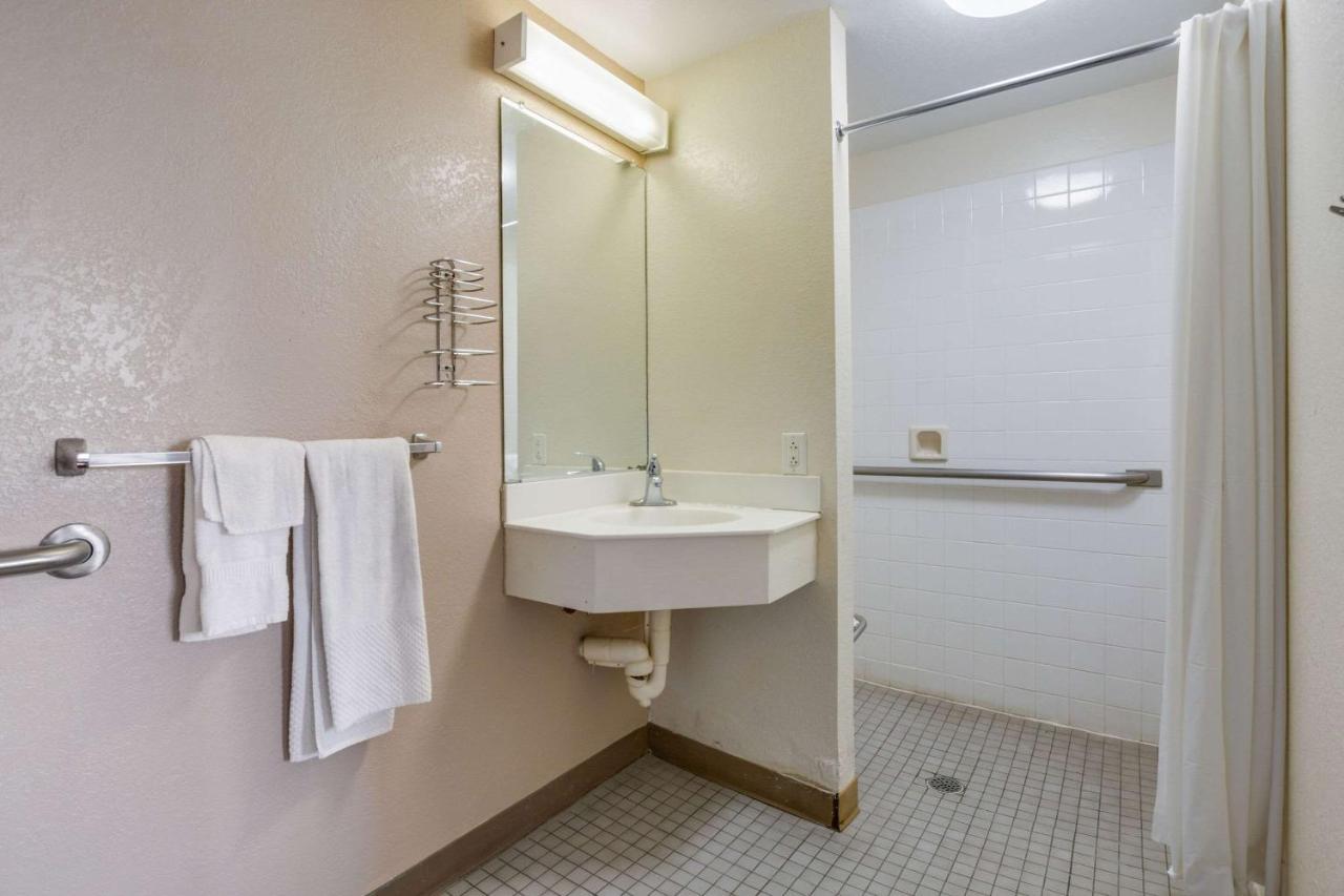 Econo Lodge Inn & Suites Terre Haute Extérieur photo